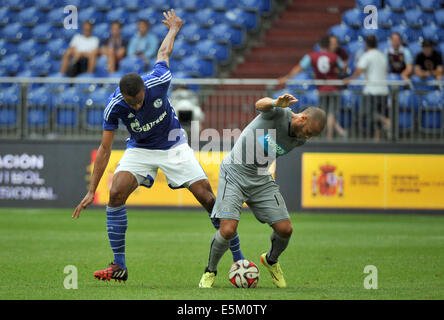 Gelsenkirchen, Deutschland. 3. August 2014. Schalke Joel Matip (l) Und Newcastle Yoan Gouffran wetteifern um den Ball während dem Test von Schalke Pokalspiel zwischen FC Schalke 04 und Newcastle United in Veltins-Arena in Gelsenkirchen, Deutschland, 3. August 2014. Foto: Matthias Balk/Dpa/Alamy Live News Stockfoto