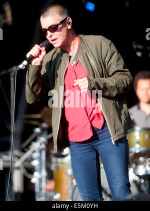 Lulworth Castle, Dorset, UK. 3. August 2014. Sinéad O'Connor erklingt auf der Bühne in Camp Bestival Lulworth Castle in Dorset, England. 3. August 2014 Credit: Brian Jordan/Alamy Live News Stockfoto