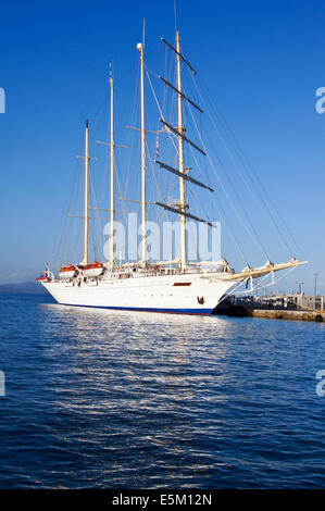 MV "Star Clipper" Barkentine Kreuzfahrtschiff vor Anker im Hafen von Kos, Kos, Griechenland Stockfoto
