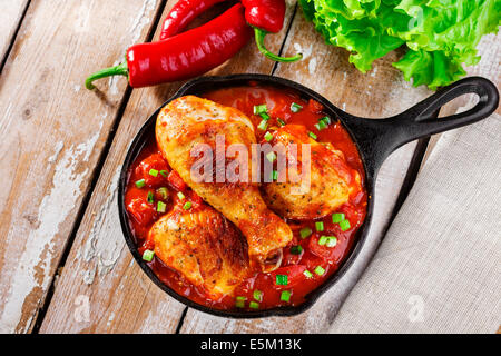 gebackene Hähnchenschenkel mit Tomatensauce Stockfoto