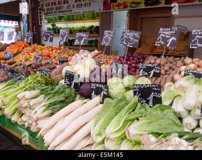 Marktstand am Naschmarkt, Wien, Österreich Stockfoto