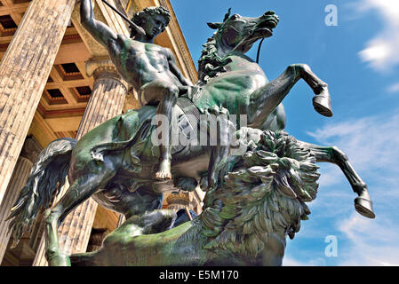 Deutschland, Berlin: Seitenansicht von einer Reiterstatue eines Löwen-Kämpfer vor dem alten Museum Stockfoto