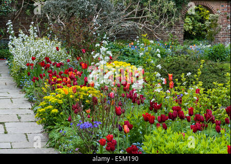 Great Dixter, East Sussex, Großbritannien, der berühmte Garten von Christopher Lloyd. Der Scheunengarten im Frühling Stockfoto