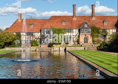 Das Laboratorium der Royal Horticultural Society (RHS) in Wisley, Surrey, Großbritannien, mit dem Kanal Stockfoto