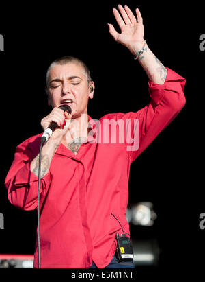 Lulworth Castle, Dorset, UK. 3. August 2014. Sinéad O'Connor erklingt auf der Bühne in Camp Bestival Lulworth Castle in Dorset, England. 3. August 2014 Credit: Brian Jordan/Alamy Live News Stockfoto