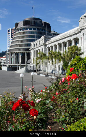 Rosen-Parlamentsgebäude, Bienenstock (auch bekannt als Exekutiv-Flügel) und Parliament House, Wellington, Nordinsel, Neuseeland Stockfoto