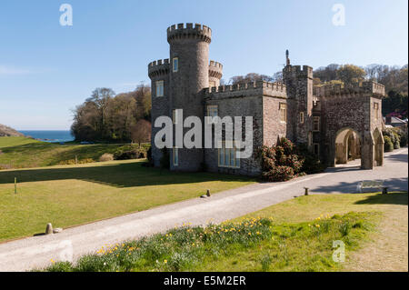 Caerhays Castle, St. Austell, Cornwall, UK, gebaut c.1810. Die Gärten halten die größte Sammlung von Magnolien in England Stockfoto