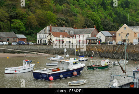 Fischerboote im Hafen von Minehead Stockfoto