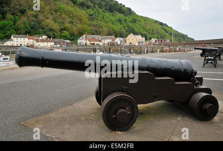 Alte Kanonen am alten Hafen Minehead, Somerset Stockfoto