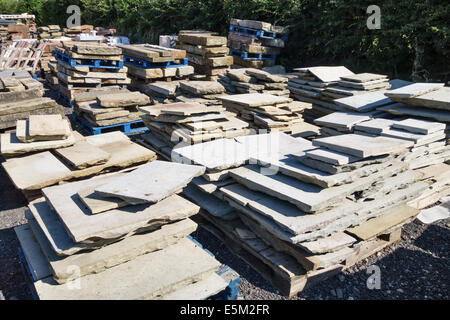 Alten Steinplatten in einem architektonischen Rekultivierung Hof, UK Stockfoto