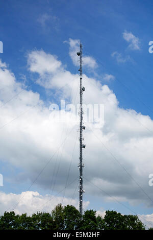 Ein hoch Rundfunk und Telekommunikation Sendemast bei mimbar Services auf der Autobahn M4, UK. Es ist 500 Fuß (152m) Stockfoto