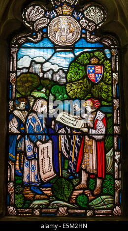 Hereford Kathedrale. Ein 20c-Fenster zeigt König Heinrich VI. Und John Stanbury, Bischof von Hereford, die Pläne für das zukünftige Eton College inspizieren Stockfoto