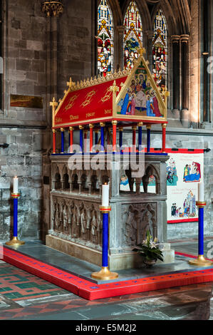 Hereford Kathedrale, UK. Der vor kurzem neu Schrein von St. Thomas Cantilupe - die Basis ist original 13c Mauerwerk. Stockfoto