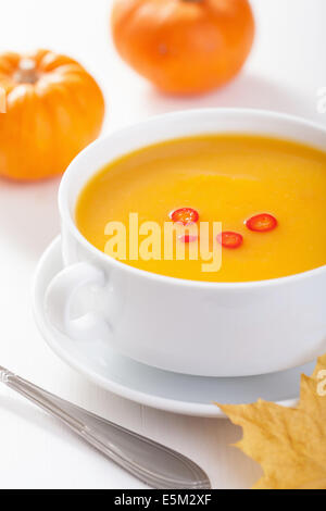 Kürbissuppe in Schüssel weiß Stockfoto