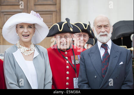 London, London, UK. 4. August 2014. Chelsea Rentner versammeln sich am Royal Hospital Chelsea im Westen Londons, an eine Edwardian Auto Kavalkade durch central London im Rahmen des Jubiläums des 1. Weltkrieges teilzunehmen. Der Prinz & Prinzessin Michael von Kent posieren für die Medien im Royal Hospital Chelsea. Bildnachweis: Lee Thomas/ZUMA Draht/Alamy Live-Nachrichten Stockfoto