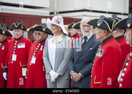 London, London, UK. 4. August 2014. Chelsea Rentner versammeln sich am Royal Hospital Chelsea im Westen Londons, an eine Edwardian Auto Kavalkade durch central London im Rahmen des Jubiläums des 1. Weltkrieges teilzunehmen. Der Prinz & Prinzessin Michael von Kent posieren für die Medien im Royal Hospital Chelsea. Bildnachweis: Lee Thomas/ZUMA Draht/Alamy Live-Nachrichten Stockfoto