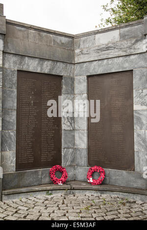 Kirkintilloch, Glasgow, Schottland, Großbritannien. 4. August 2014.  Niemand besucht das Kriegerdenkmal in Kirkintilloch auf der 100. Jahrestag des ersten Weltkriegs. Paul Stewart / Alamy News Stockfoto