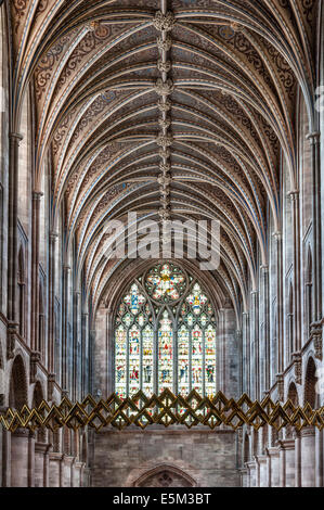 Hereford Cathedral, Großbritannien. Ein Blick auf das Innere des Schiffes und die gewölbte Decke mit Blick auf das Westfenster, mit Corona im Vordergrund Stockfoto