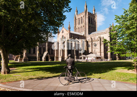 Hereford Cathedral, Großbritannien. Die Kathedrale schließt mit einer Bronzestatue des Komponisten Sir Edward Elgar, neben dem Bildhauer Jemma Pearson Stockfoto