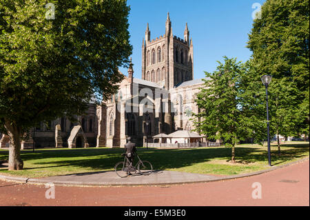 Hereford Cathedral, Großbritannien. Die Kathedrale schließt mit einer Bronzestatue des Komponisten Sir Edward Elgar, neben dem Bildhauer Jemma Pearson Stockfoto