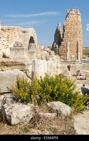 Eingang des Roman Thermae, hellenistischen Tür im Hintergrund, Perga, Antalya, Türkei Stockfoto