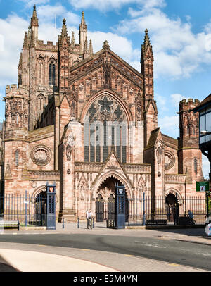 Hereford Cathedral, Herefordshire, Großbritannien. Die Westfront (nach dem Zusammenbruch in den 19c Jahren wieder aufgebaut) von der King Street aus gesehen Stockfoto