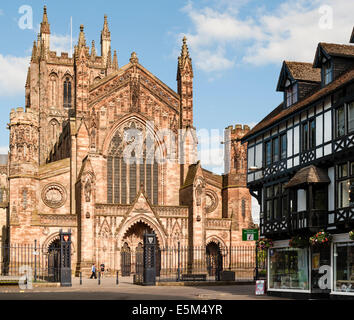 Hereford Cathedral, Herefordshire, Großbritannien. Die Westfront (nach dem Zusammenbruch in den 19c Jahren wieder aufgebaut) von der King Street aus gesehen Stockfoto