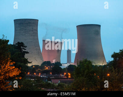 Didcot EIN Kraftwerk, Oxfordshire, Großbritannien. Der Abriss der berühmten Kühltürme am Morgen des 27. Juli 2014 Stockfoto