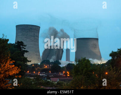 Didcot EIN Kraftwerk, Oxfordshire, Großbritannien. Der Abriss der berühmten Kühltürme am Morgen des 27. Juli 2014 Stockfoto