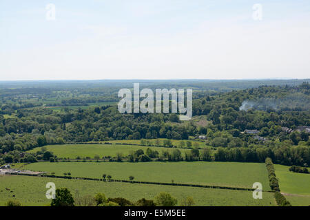 Blick Süd über die Landschaft aus Box Hill in der Nähe von Dorking. Surrey. England. Mit Heat Haze. Stockfoto