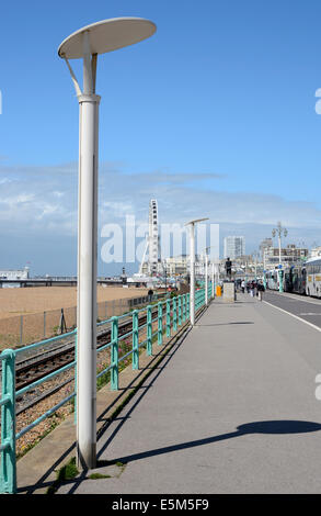 Die Strandpromenade mit Seebrücke und Riesenrad im Hintergrund. Menschen zu Fuß. Brighton. East Sussex. England Stockfoto