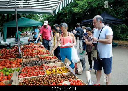 Menschen kaufen Tomaten aus Stall Alexandra Palace Farmers Market, London Borough of Haringey, England Großbritannien UK Stockfoto