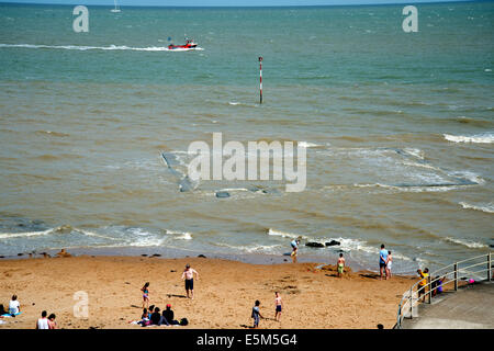 Broadstairs, Kent. Unter Wasser Meer Swimmingpool mit Menschen am Strand Stockfoto