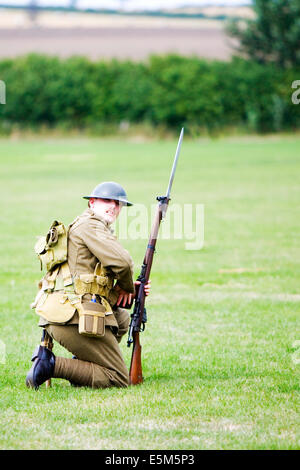 Britische Armee Weltkrieg Soldat mit Schwert Lee Enfield Gewehr Bajonett & 1908 Muster Gurtband Stockfoto