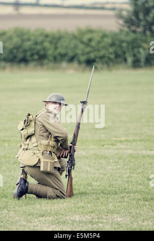 Britische Armee Weltkrieg Soldat mit Schwert Lee Enfield Gewehr Bajonett & 1908 Muster Gurtband Stockfoto