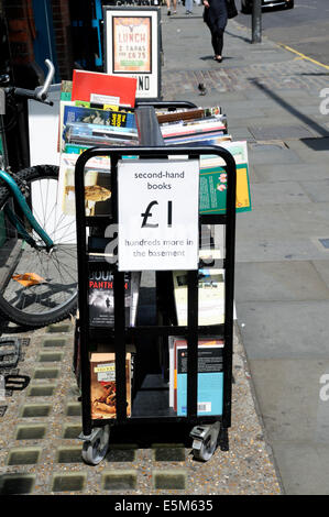 Gebrauchte Bücher zum Verkauf £1 vom Bücherregal in der Straße außerhalb Housmans Buchhandlung Caledonian Road Islington London England UK Stockfoto
