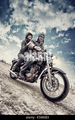 Aktive Paar Reiten auf dem Motorrad, Zeitlupe, Spaß im Biker-Tour, Vintage-Stil Foto, glückliche Abenteuer Konzept Stockfoto