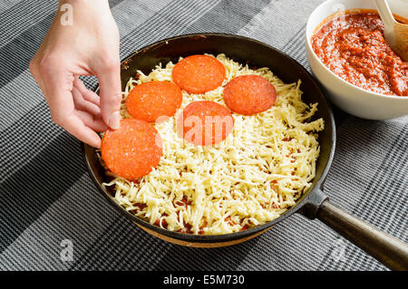 Pan Pizza in Gusseisen Pfanne oder Topf vorbereiten. Stockfoto