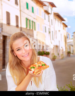 Porträt von attraktiven jungen Mädchen essen leckeren Pizza in Italien, im Restaurant im Freien sitzen nach Europa Reisen Stockfoto