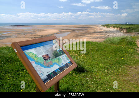 Coast Path Infotafel, Qualitätsorientierung Sand in der Nähe von Porthcawl, South Wales, UK. Stockfoto