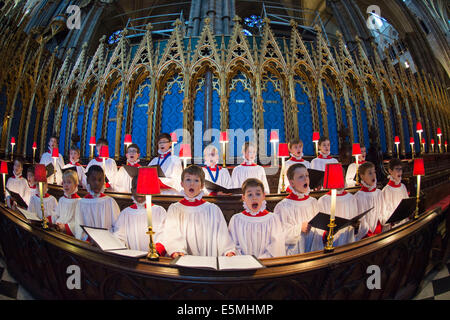 Westminster Abbey.Pic zeigt Sängerknaben von Westminster Abbey Proben vor den Veranstaltungen zu Weihnachten Stockfoto