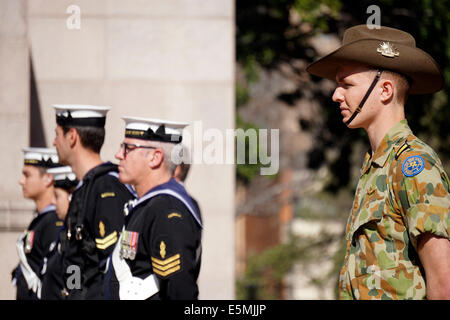 Sydney. 4. August 2014. Soldaten besuchen die Zeremonie vor dem ANZAC (Australien und New Zealand Army Corps)-Denkmal in den Hyde Park in Sydney, Australien, 4. August 2014, anlässlich der Hundertjahrfeier des Beginns des ersten Weltkriegs, in dem 60.000 Australier verloren ihr Leben und mehr als 100.000 verletzt. Bildnachweis: Jin Linpeng/Xinhua/Alamy Live-Nachrichten Stockfoto