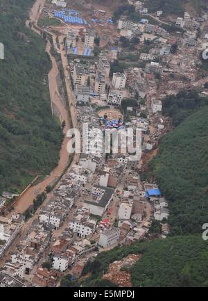 Ludian County. 4. August 2014. Dieses Luftbild, aufgenommen am 4. August 2014 zeigt Longtoushan Stadt unter Ludian Grafschaft Zhaotong, der südwestlichen chinesischen Provinz Yunnan, nach einem 6,5-Erdbeben traf hier. Longtoushan Stadt ist das Epizentrum des Bebens, das um 16:30 Sonntag (Peking-Zeit) mit einer Tiefe von 12 km getroffen. Ab 14:00 Montag hat das Beben 398 Menschen getötet und verletzt 1.801, Auswirkungen auf mehr als 1 Million anderen Zhaotong und Qujing. Bildnachweis: Xue Sohee/Xinhua/Alamy Live-Nachrichten Stockfoto