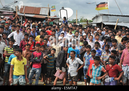 Mawa. 4. August 2014. Einheimischen versammeln sich in der Nähe von einer Fähre Unfallstelle in Munshiganj Bezirk, etwa 37 km von Hauptstadt Dhaka, Bangladesch, 4. August 2014. Suchvorgang läuft nach eine Fähre einige 200 Passagiere am Montag in der Mitte ein Fluss in Bangladesch zentralen Munshiganj Bezirk sank, teilte die Polizei mit. Bildnachweis: Xinhua/Alamy Live-Nachrichten Stockfoto