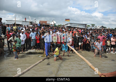 Mawa. 4. August 2014. Einheimischen versammeln sich in der Nähe von einer Fähre Unfallstelle in Munshiganj Bezirk, etwa 37 km von Hauptstadt Dhaka, Bangladesch, 4. August 2014. Suchvorgang läuft nach eine Fähre einige 200 Passagiere am Montag in der Mitte ein Fluss in Bangladesch zentralen Munshiganj Bezirk sank, teilte die Polizei mit. Bildnachweis: Xinhua/Alamy Live-Nachrichten Stockfoto