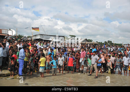 Mawa. 4. August 2014. Einheimischen versammeln sich in der Nähe von einer Fähre Unfallstelle in Munshiganj Bezirk, etwa 37 km von Hauptstadt Dhaka, Bangladesch, 4. August 2014. Suchvorgang läuft nach eine Fähre einige 200 Passagiere am Montag in der Mitte ein Fluss in Bangladesch zentralen Munshiganj Bezirk sank, teilte die Polizei mit. Bildnachweis: Xinhua/Alamy Live-Nachrichten Stockfoto