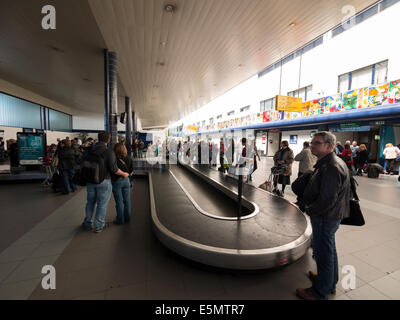 Passagier-Gepäckband in Ponta Delgada airport,S.Miguel Insel der Azoren Stockfoto