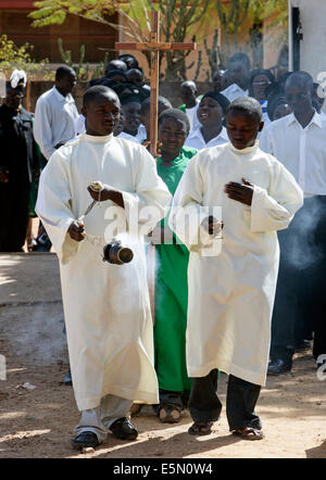 Prozession der Ministranten, sonntäglichen Gottesdienst in eine römisch-katholische Kirche in Kuru, Nigeria Stockfoto