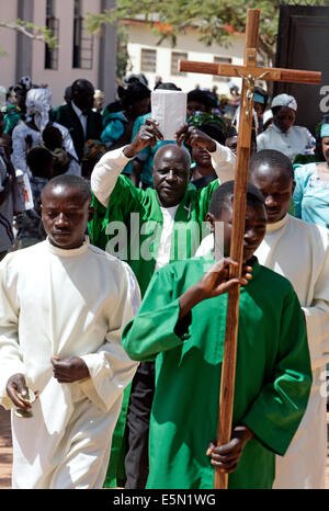 Prozession zu einem sonntäglichen Gottesdienst in eine römisch-katholische Kirche in Kuru, Nigeria Stockfoto