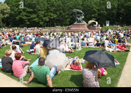 Ein Klavierkonzert statt an der Statue von Frederic Chopin im Lazienki-Park in Warschau, Polen. Stockfoto